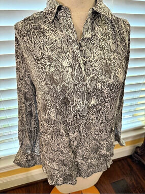 CHICOS Animal Print Button Down in Black & White Size 0 Small Like New